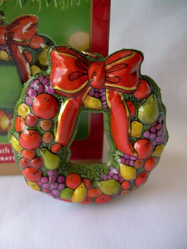 Hallmark Keepsake Ornament - Wreath of Evergreens QX8832