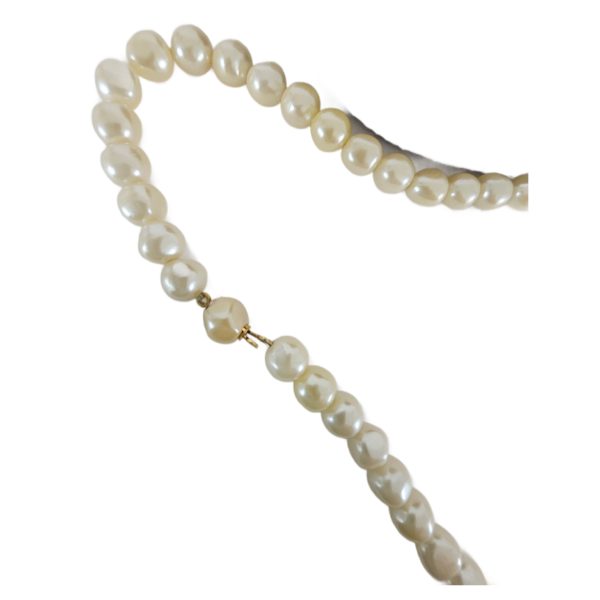 Vintage Simulated 6mm Pearl Necklace 17 Inch Gold Tone Clasp - Image 3